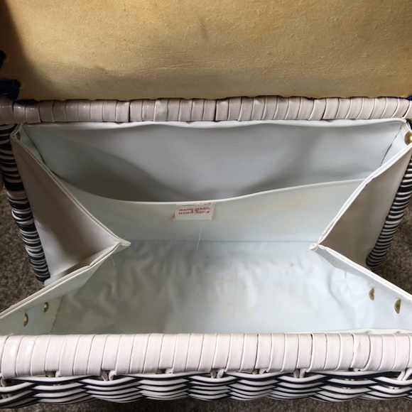 Vintage 60s White and Navy Wicker Shoulder Bag - Picture 8 of 8
